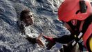 Un activista de Proactiva Open Arms auxilia a un migrante en aguas del Mediterr�neo