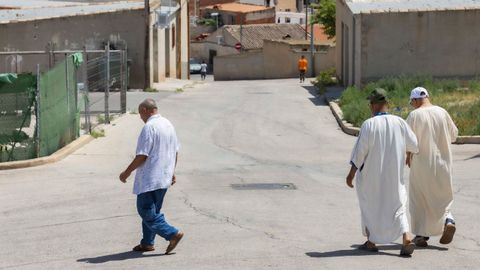 Varios hombres de origen magreb, tras salir de la mezquita del barrio de Nuestra Seora de Ftima, en Jumilla, Murcia. En este municipio, Vox, con el apoyo del PP, prohibi la celebracin de actos religiosos en espacio municipales donde se celebraban ceremonias islmicas como el fin del Ramadn.