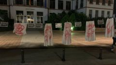 Ante la casa consistorial se colgaron batas con pintura simulando sangre
