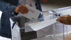 Una persona votando en las elecciones generales del 23 de julio en A Coruña