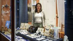 Mar�a Berganti�os en su tienda de artesan�a en Paz N�voa