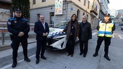 Natalia Prieto, con el alcalde, Eduardo Parga, el edil Miguel �ngel Fern�ndez y dos agentes de la Polic�a Local de Malpica.