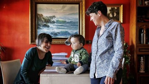 Beln Fernndez y Alice Alonso junto a su hijo. 