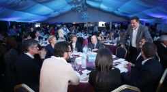 Moreira se rode� de cientos de amigos, afiliados y simpatizantes del partido en la cena-mitin celebrada ayer en Pontevedra. 