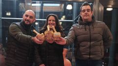 Los ganadores de la ruta de pinchos con el premio.