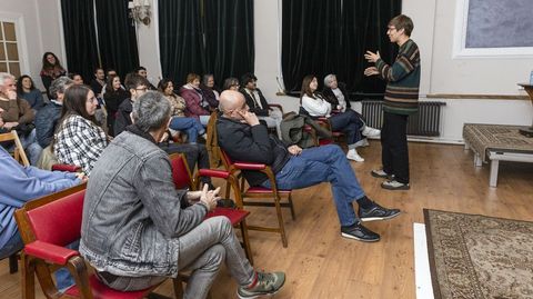 G�ndara Porteiro, de p�, durante a presentaci�n de �360 curvas� en Carballo