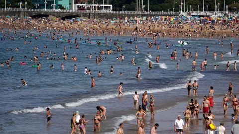 Bañistas en la playa de San Lorenzo, en Gijón