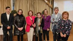 Adelaida Arias, en el centro de la imagen, en la entrega del premio Compromiso Amicar.
