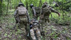 Militares del 13. Brigada de la Guardia Nacional de Ucrania evaca a un herido en Jrkov.