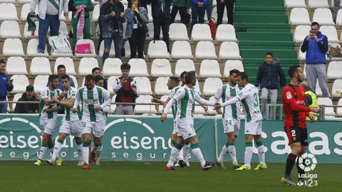 Los jugadores del Crdoba celebran un tanto ante el Mallorca