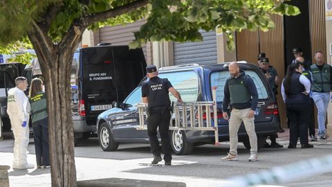 El coche fnebre espera para salir con los cuerpos de hombre de 72 aos y sus dos nietos de 10 y 12 aos