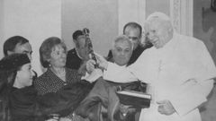 Imagen de archivo de la recepci�n del papa Juan Pablo II a la Real Banda de Gaitas de la Diputaci�n de Ourense