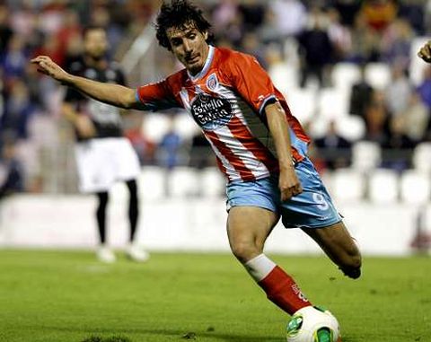 Sandaza trata de rematar a porter�a en el partido de Copa del Rey contra el Mirand�s.