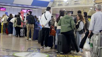 Colas de espera este viernes, ante los puestos de facturaci�n en la terminal coru�esa