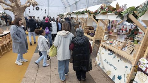 Ambiente en la carpa de la Feira de Artesan�a de Carballo