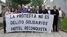 Los once trabajadores del Hotel de la Reconquista, acusados de des�rdenes p�blicos, amenazas y delito leve de maltrato, posan antes de la celebraci�n de la vista oral en el Juzgado de lo Penal n�mero 2 de Oviedo. 
