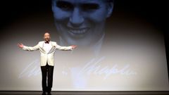 Mariano Rivas saluda despu�s del pase de 'Luces de la ciudad' 