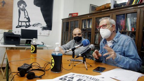 El director de la Semana Negra de Gij�n, �ngel de la Calle, acompa�ado por el concejal de Cultura, Santos Tej�n, durante la presentaci�n de la 34 edici�n del festival