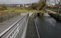 EL ANLL�NS, CLAVE. El Concello debe justificar la inclusi�n en el PXOM de dos �mbitos: uno, en la zona del San Marti�o, y otro, subiendo hacia A Lagoa. El puente est� m�s o menos equidistante. 