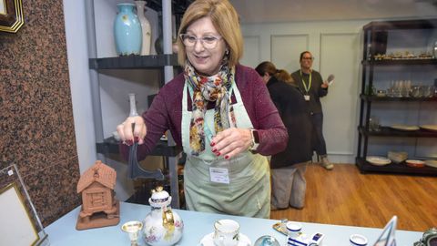 Carmen Bermdez, expaciente de cncer de mama, es una de las voluntarias del rastrillo solidario de la AECC en Pontevedra