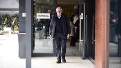 Emilio P�rez Touri�o, a la salida del tanatorio donde se est� velando a Ant�n Louro.