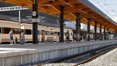 Un media distancia en la reformada estaci�n de tren de Lugo