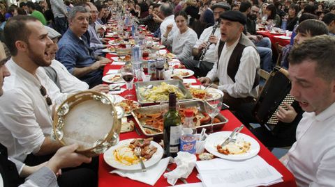 O Barco se rindi al botelo.Ms de mil personas asistieron a la comida en el pabelln