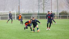 Miguel Cuesta controlando un bal�n durante un entrenamiento
