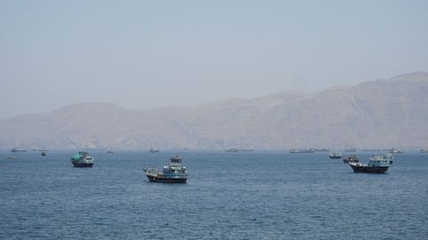 Peque�as embarcaciones transitan�por el estrecho de Ormuz�cerca de la costa de Oman.