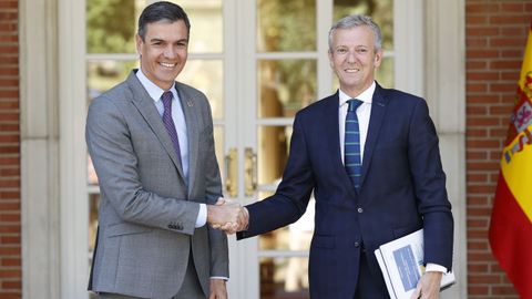 El presidente del Gobierno, Pedro Snchez, y el de la Xunta, Alfonso Rueda, antes de la reunin celebrada en la Moncloa en el mes de julio del 2022.