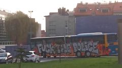 Pintadas vand�licas contra la polic�a en un autob�s en Luanco 