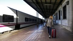 Imagen de archivo de un tren-hotel de la l�nea A Coru�a-Barcelona, en la estaci�n de Lugo