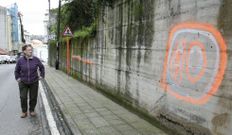 Las improvisadas se�ales de 40 por hora se reparten por varios puntos de la calle Mandeo, a las afueras de Betanzos. 