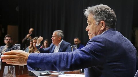 El alcalde de Pontevedra, Miguel Anxo Fernndez Lores, y al fondo el portavoz del PP, Rafa Domnguez, durante el debate sobre el  estado del municipio