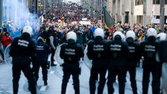 La polica belga intent contener a los manifestantes concentrados ayer en Bruselas