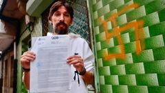 Celso Posada, ayer con la denuncia y una de las esv�sticas en su casa