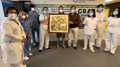 Isabela L�pez y Daniel Mart�nez donaron un cuadro de Vidal Souto al CHUO en agradecimiento por el trato recibido durante el ingreso del hombre por coronavirus