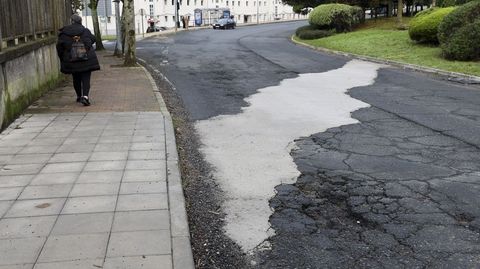 Tramo inicial de la avenida de As P�as a la altura del monumento Porta Nova que no se renov� con el bulevar y que muestra el pavimento destrozado.