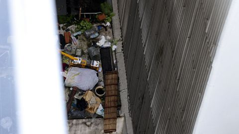 Vecinos del inmueble de al lado denuncian suciedad en su patio interior 