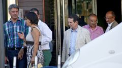 Caballero reuni� en Pontevedra a los alcaldes cr�ticos con la confecci�n de las listas. De izquierda a derecha, Jos� Antonio Cacabelos (alcalde de O Grove), Paula Fern�ndez (exalcaldesa de Silleda), �ngel Rivas (concejal de Vigo), Alberto Garc�a (alcalde de Catoira) y Abel Losada (cabeza de lista para las auton�micas)