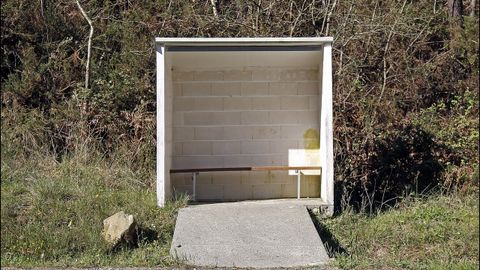 Bloques para construir esta marquesina captada en Lousame