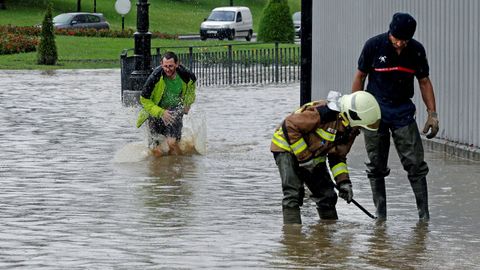 Efectivos de bomberos de Oviedo trabajan para solucionar los problemas derivados de las inundaciones registradas hoy en la ciudad. La cordillera, los Picos de Europa y el litoral oriental asturiano est�n hoy en alerta amarilla, con una previsi�n de precipitaciones que podr�an alcanzar los 15 litros por metro cuadrado en una hora, informa la Agencia Estatal de Meteorolog�a (Aemet). 