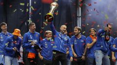 �lex Hern�ndez levanta el trofeo de la LEB Oro en la celebraci�n naranja en la explanada de Riazor.