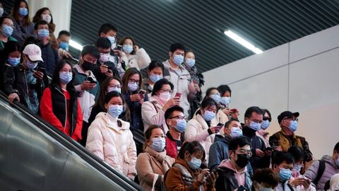 Escena cotidiana de una estaci�n de metro en China donde los contagios siguen en aumento