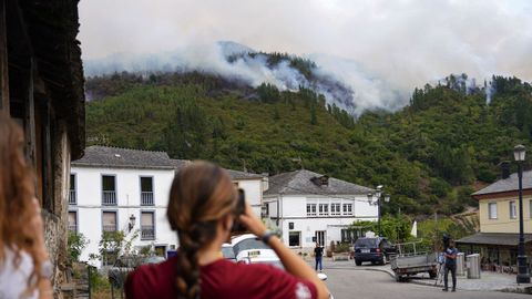 Varias personas observan el incendio que afecta a los alrededores de San Antol�n de Ibias