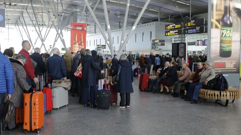 Viajeros del Imserso esperando para embarcar en el Aeropuerto Rosala de Castro de Santiago de Compostela
