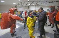 El traje naranja, encapsulado, se infla para que no se contamine la piel del profesional. 