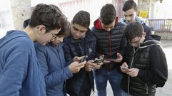 Alumnos de un colegio de Carballo utilizando tel�fonos m�viles