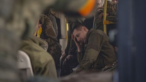 Soldados ucraniano evacuado de Azovstal espera en un autob�s ruso.