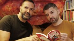 Los autores de �Anna Kadabra�, Pedro Ma�as y David Sierra, en la Librer�a Cronopios de Pontevedra. 